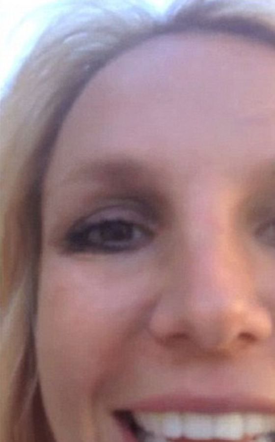 На носу певицы видны покраснения