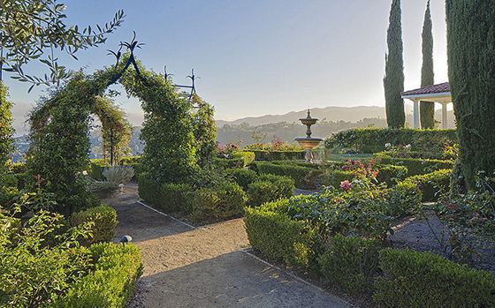 Хайди Клум с наслаждением прогуливалась по собственному саду с розовыми кустами и аккуратными фонтанами