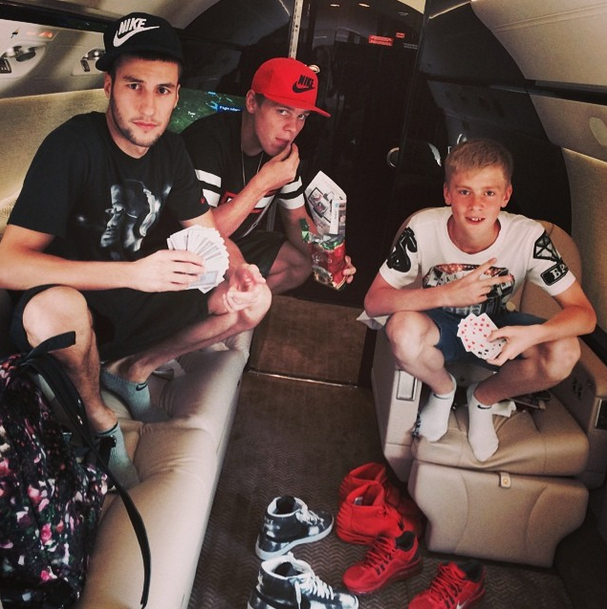 Футболист перемещается на частном самолете