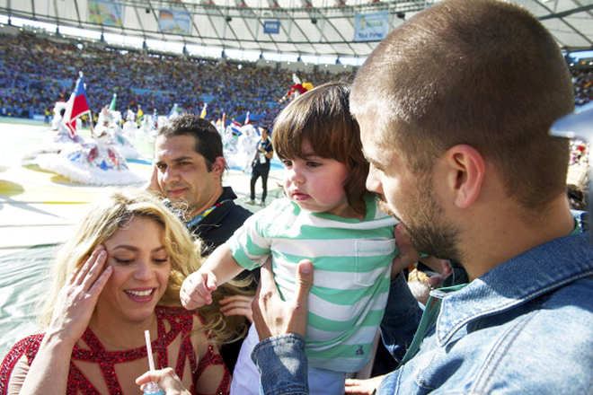 Певица Шакира, новорожденный ребенок и футболист Жерар Пике 