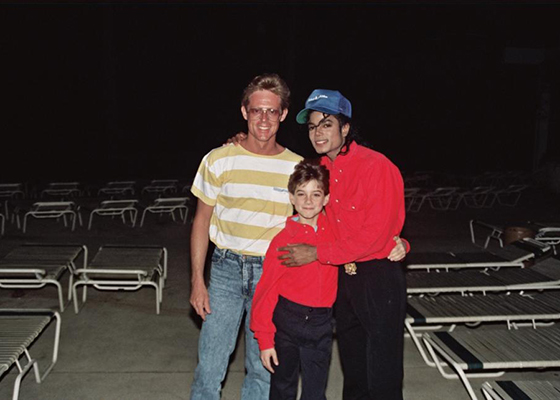 Майкл Джексон одевал подростка также, как себя