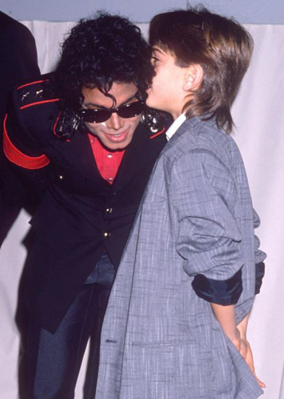 По утверждениям жертвы сексуальных домогательств, Майкл Джексон часто проводил с ним время в одном из баров Лос-Анджелеса, где они пили сладкое розовое вино и смотрели фильмы для взрослых