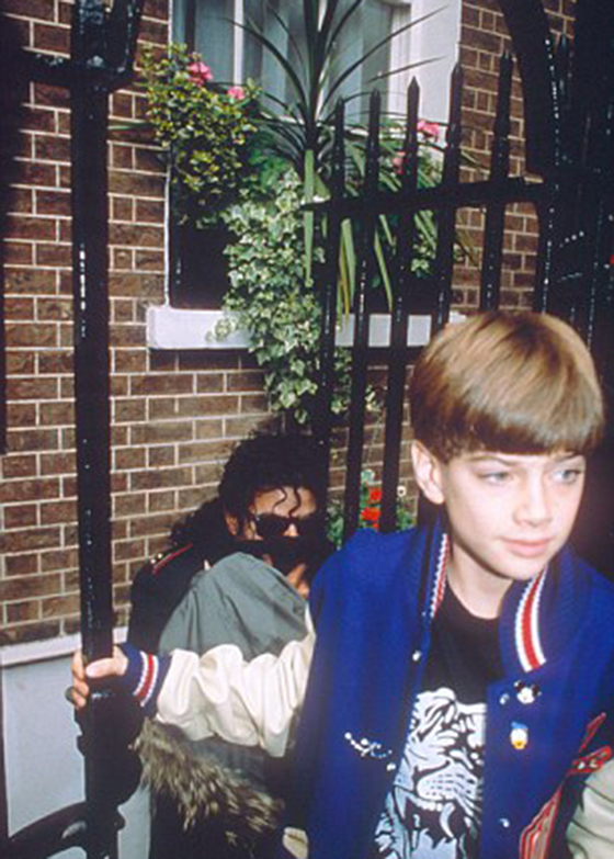 После знакомства с мальчиком Майкл Джексон, пораженный голубоглазым юношей, возил его с собой во время туров