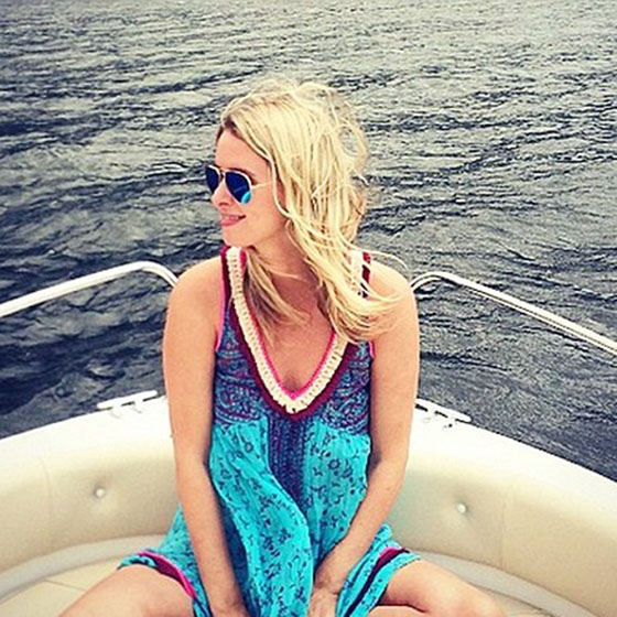 Среди зеркально чистой воды банкир встал перед своей возлюбленной на колено прямо в лодке