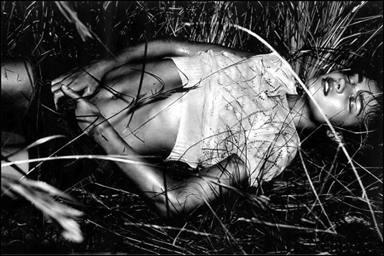 Русская красавица Наталья Водянова, лежа топлесс в траве, мастурбировала в рекламной кампании все того же бренда с элегантным значком Ck