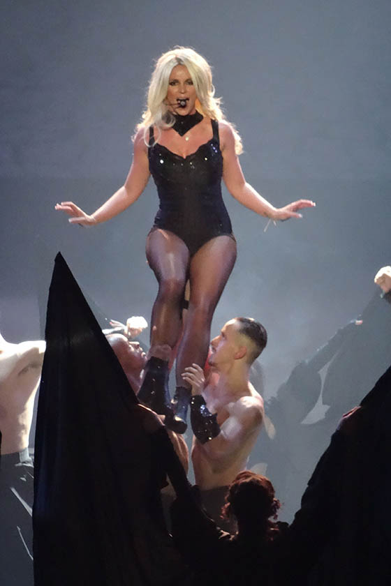 Во время исполнения композиции Perfume по концертному холлу разносились две звуковые дорожки