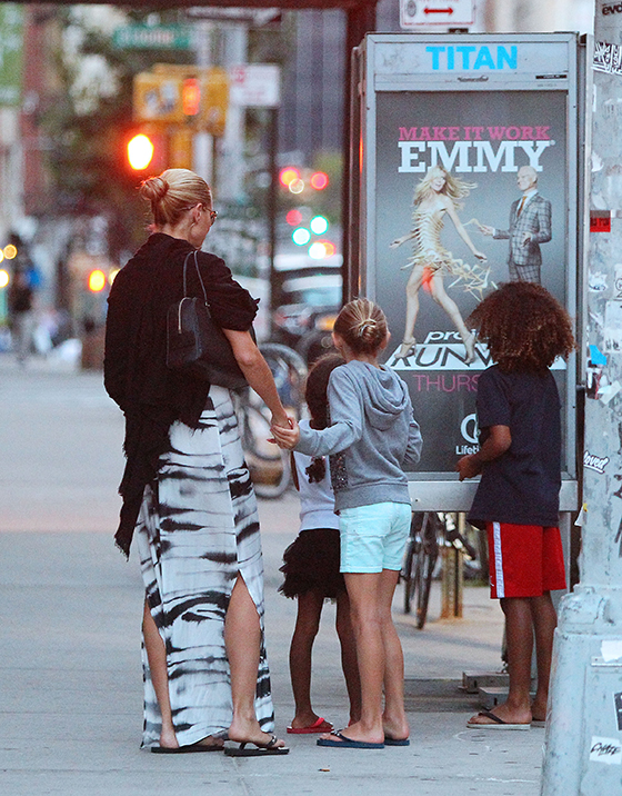 Во время прогулки по Нью-Йорку большое семейство белокурой красавицы проходили мимо телефонной будки, увешанной рекламными баннерами с участием 41-летней Хайди