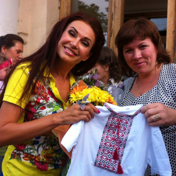 В Днепропетровске актриса получила в подарок украинскую вышиванку для ее сына сына Семена