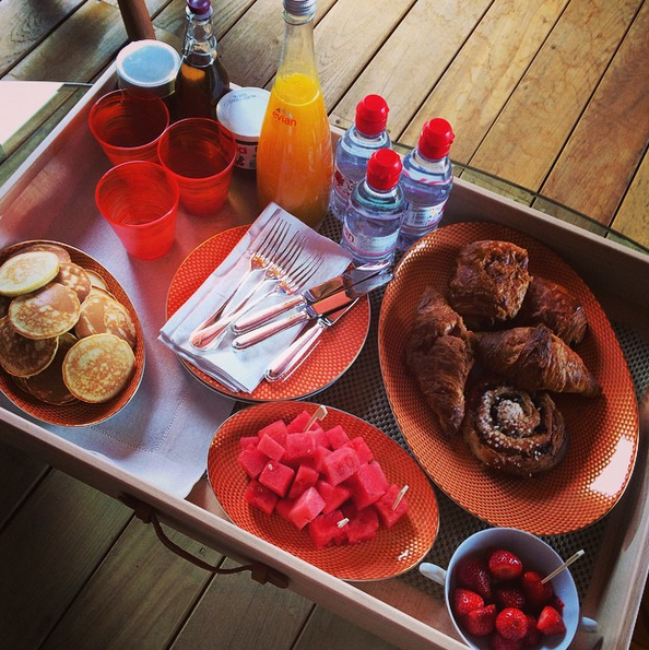 За огромным столом, ломящимся от свежих фруктов  и разных видов выпечки, дети начинали каждый день вместе