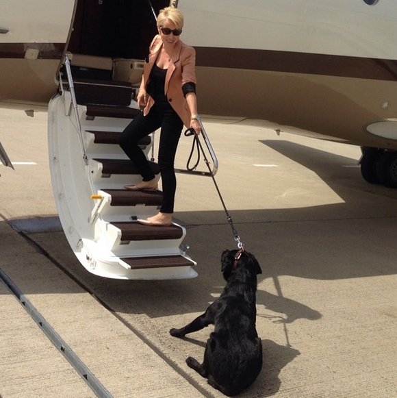 В путешествия Ирина с детьми летает на частном самолете