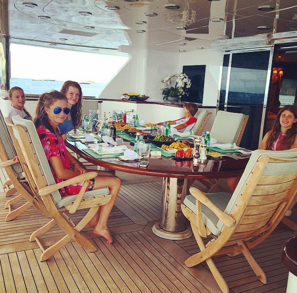  Каждое утро Ирина собирала Софью, Анну, Аркадия, Арину и Илью за завтраком на яхте
