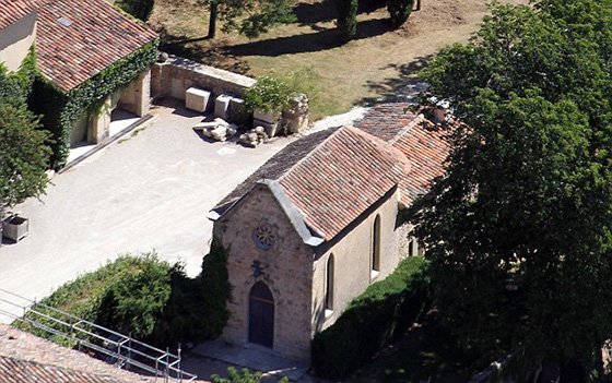 На территории Chateau Miraval есть крохотная часовня, в которой Джоли и Питт обменялись кольцами и произнесли клятвы 