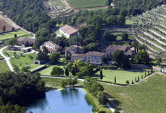 Пара сыграла свадьбу в собственном поместье Chateau Miraval, которое они приобрели в 2011 году