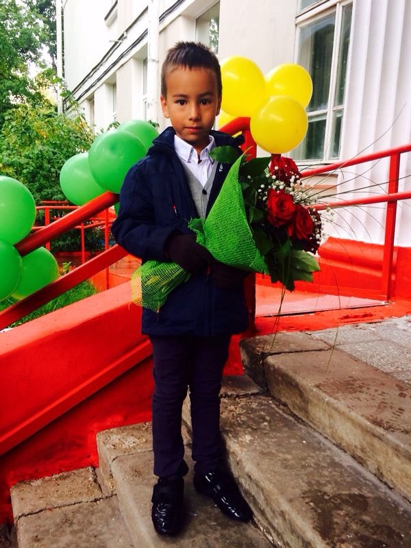 Певица Юлия Волкова проводила своего 7-летнего сына Самира в первый класс