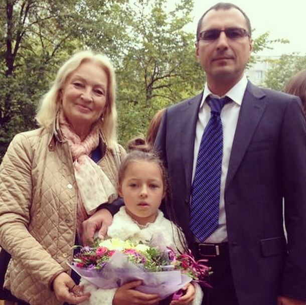 Анастасия Волочкова не смогла отвести дочь Ариадну в школу, отдав ее в надежные руки отца Игоря Вдовина и бабушки Тамары