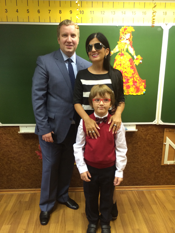 Диана гурцкая и Петр Кучеренко сегодня утром проводили сына на его первую школьную линейку
