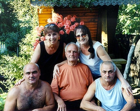 Лидия Михайловна Ротару (вторая слева) потрясена угрозами радикалов