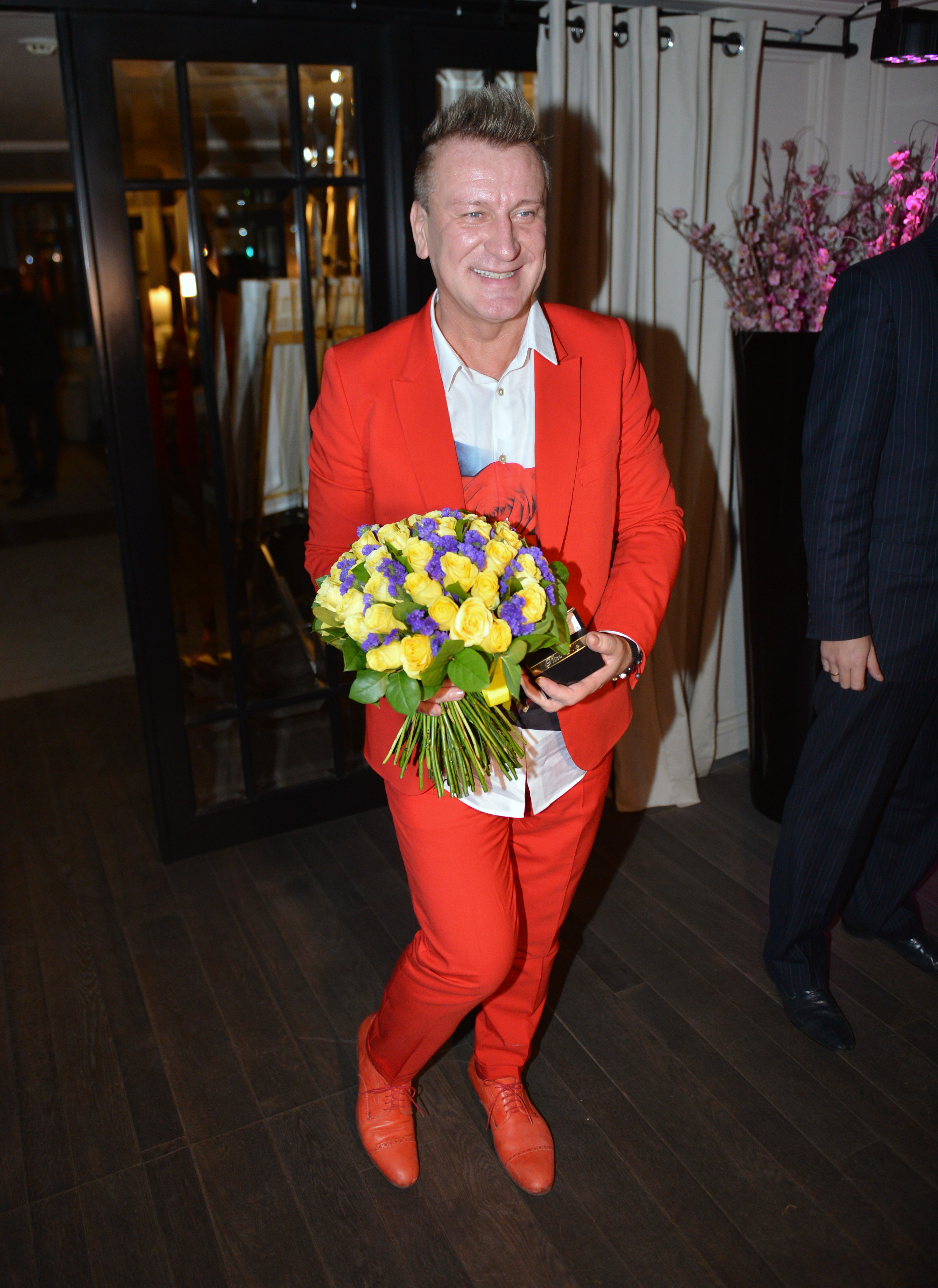 Сергей Пенкин появился на празднике в красном костюме, привлекавшем внимание всех гостей, выбравших более сдержанные наряды