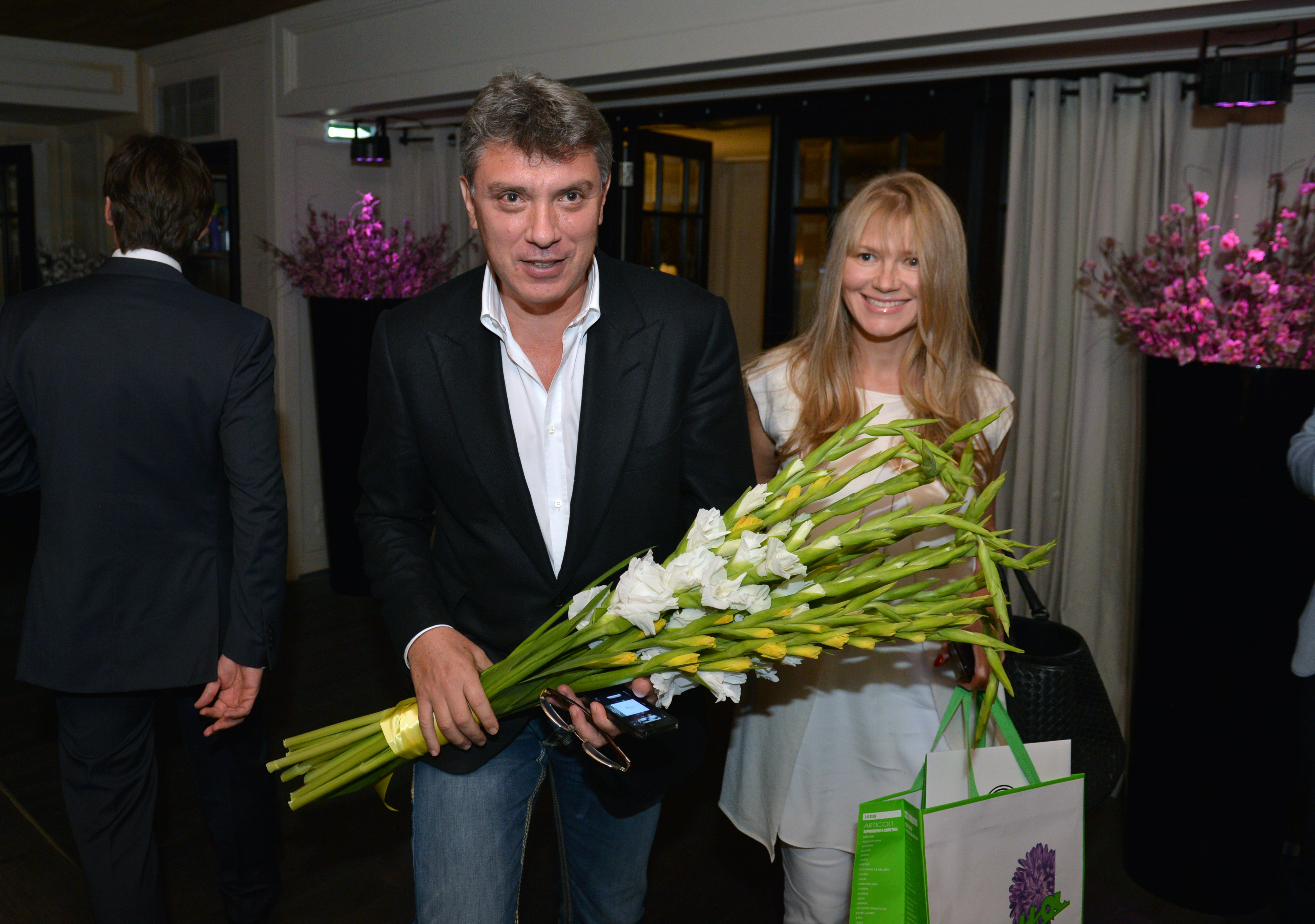 Ближе к ночи на праздник прибыл и политический деятель Борис Немцов, появившийся с матерью своей 10-летней дочери Сони &mdash; Ириной Королевой
