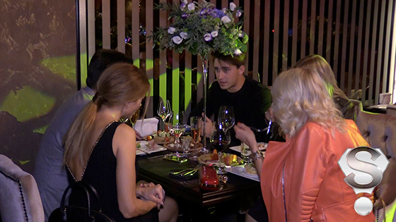 Артем Королев с гостями ресторана