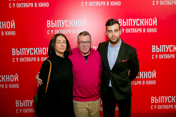 Иван Ургант с отцом Андреем Ургантом и женой Натальей Кикнадзе