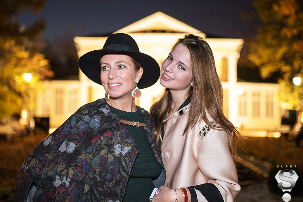 Светская дама Светлана Захарова с дочерью Александрой