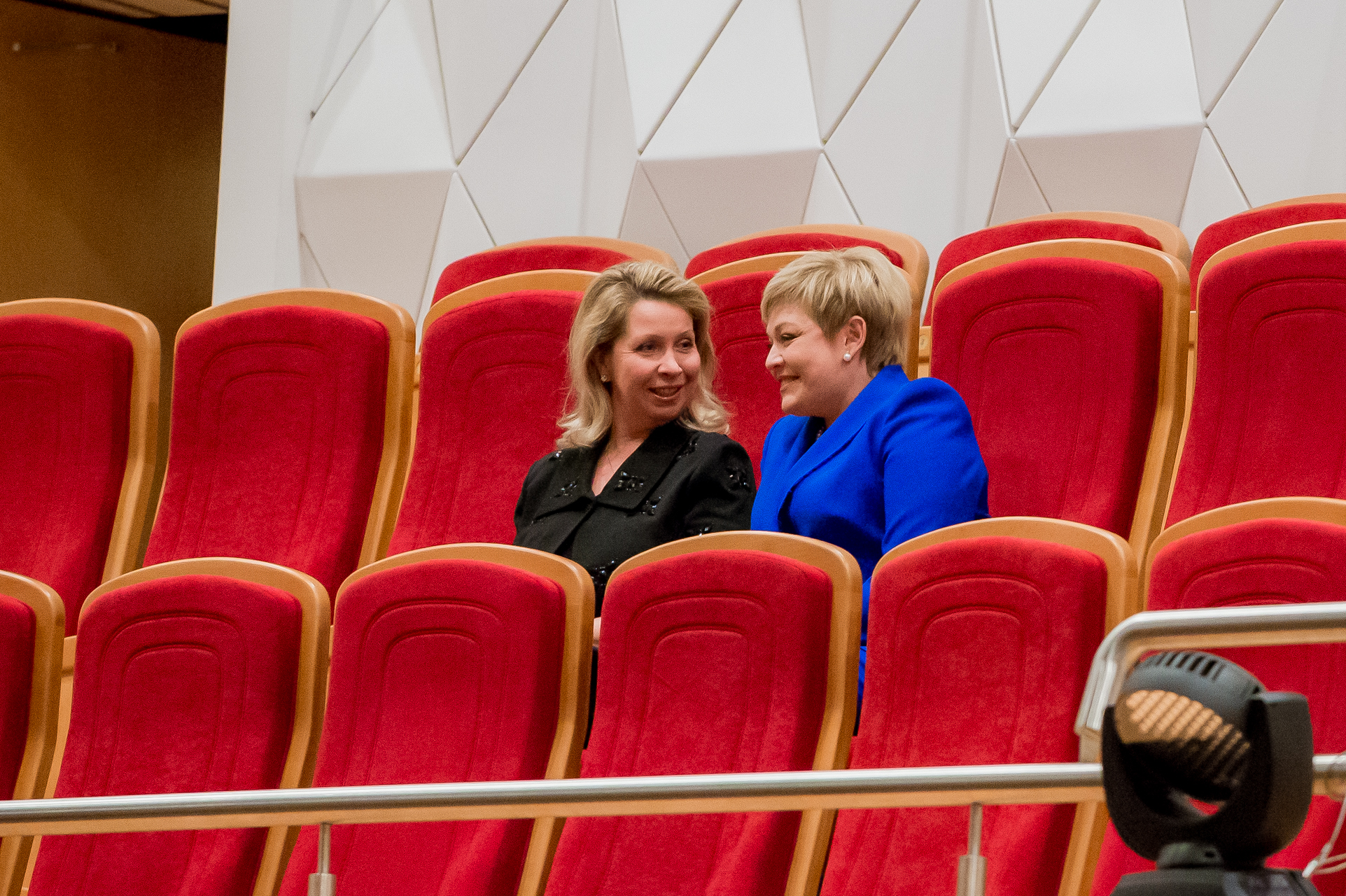 Супруга премьер-министра России Светалана Медведева и исполняющая обязанности губернатора Мурманской области Марина Ковтун