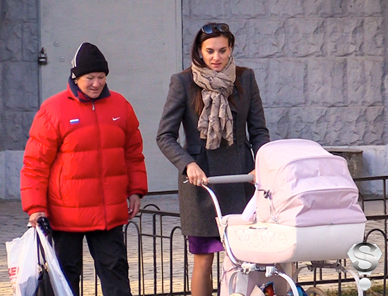 Елена Исинбаева на прогулке с дочерью Евой и мамой Натальей Петровной