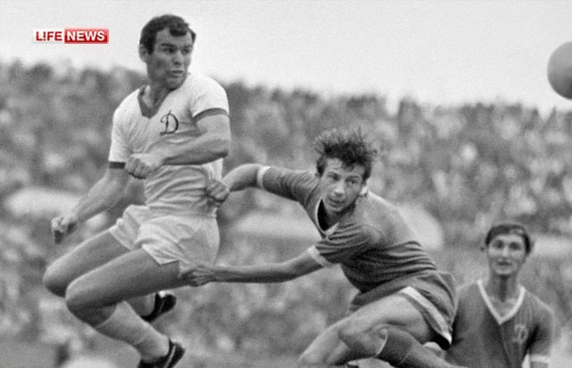 Виктор Серебрянников (слева) борется за мяч с Юрием Семиным.