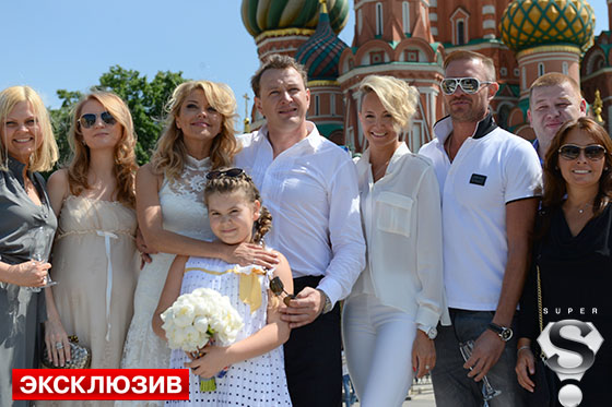 Роман Костомаров с женой Оксаной Домниной на свадьбе Башарова и Архаровой