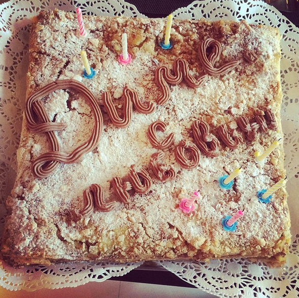Домашний торт, испеченный бабушкой его супруги Полины Дибровой прибыл в столицу из Ростова-на-Дону без опоздания