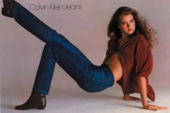 Юная Брук Шилдсв скандальной рекламной кампании 1980 года, на которой она &laquo;говорит&raquo; :&laquo;Между мной и моими джинсами ничего нет&raquo;.