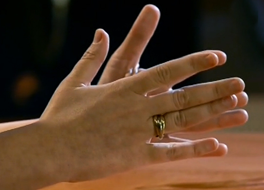 На каком пальце носят обручальное и помолвочное кольцо мужчины и женщины в разных странах