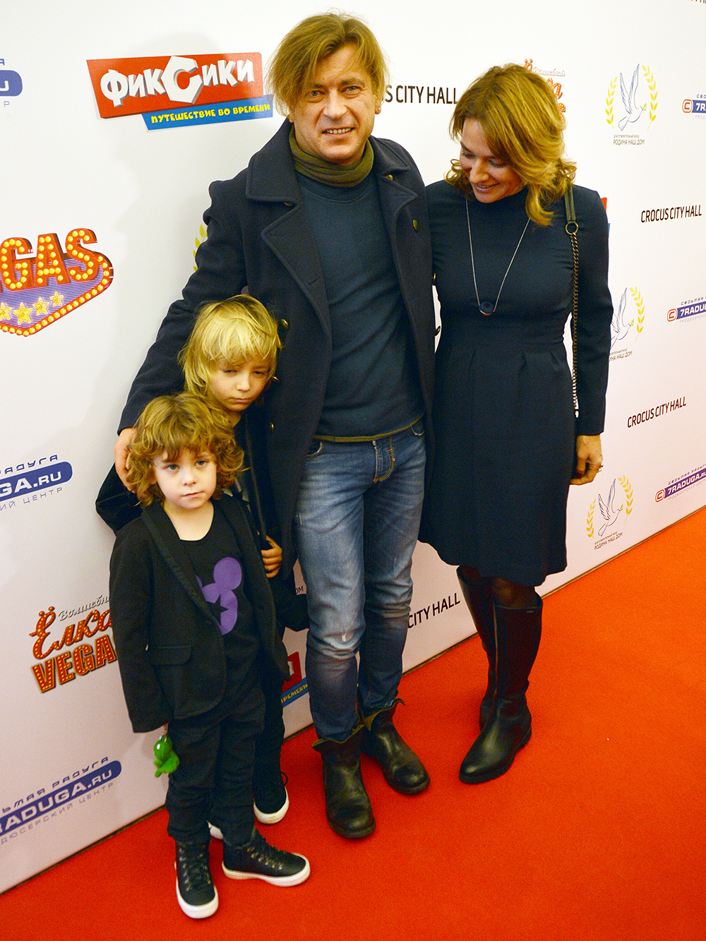 Лева Би-2 с женой и сыновьями 