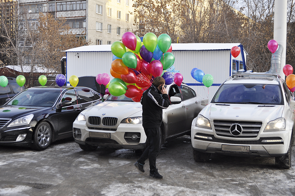 Александр украсил кортедж из автомобилей бизнес-класса воздешными шариками
