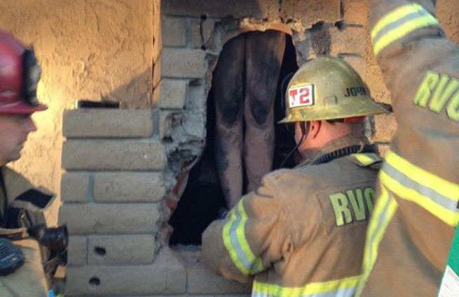 Обнаженная американка застряла в дымоходе своего экс-бойфренда