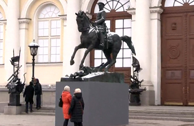 Памятник полководца в москве. Памятник полководцу на коне. Памятник военачальнику. Статуя полководца. Памятник военному начальнику на коне.