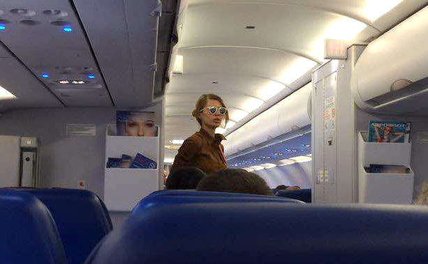 После того как к выходу пригласили пассажиров бизнес-класса, салон могут покинуть и летающие экономом