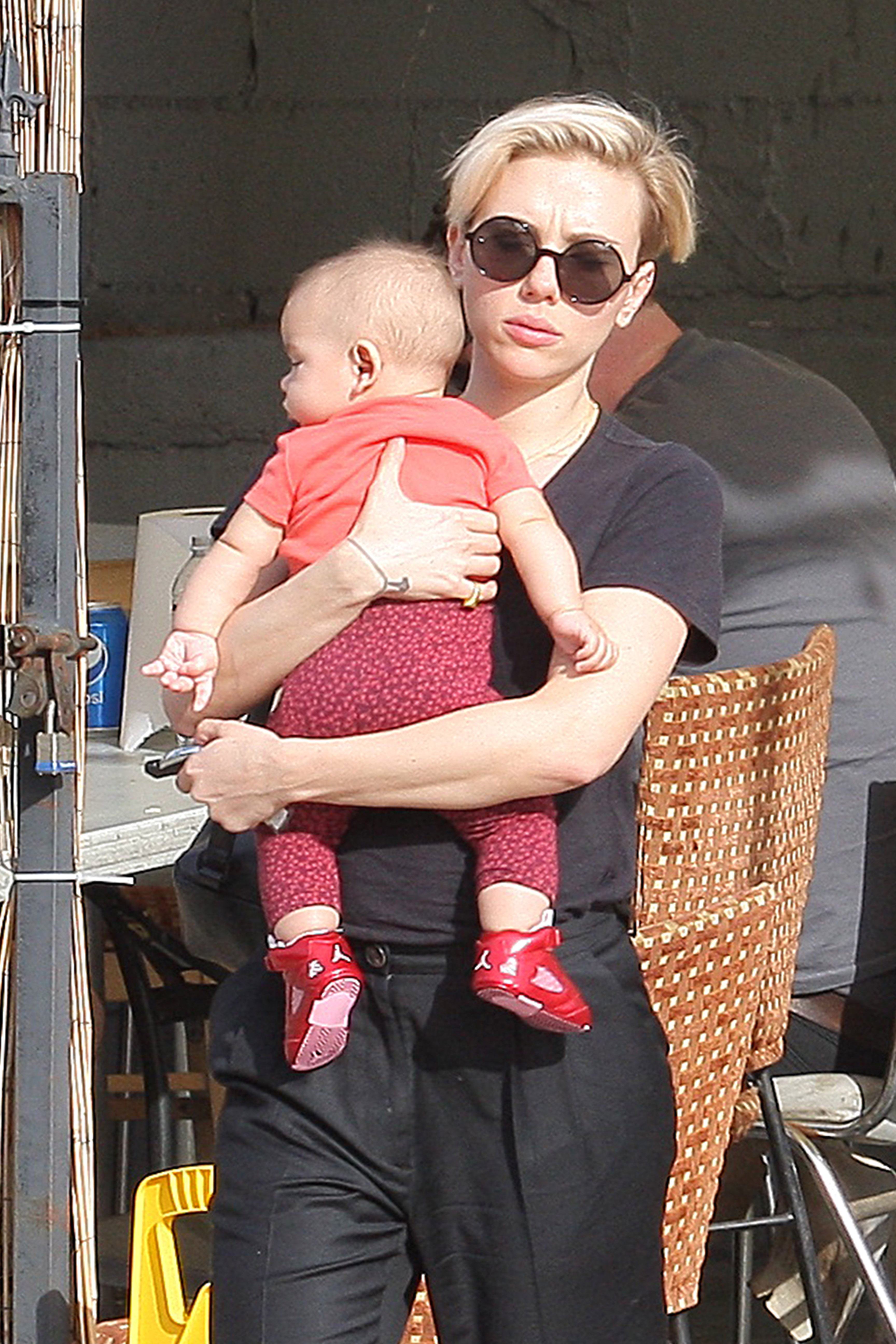 Дочь йоханссон. Ромен дориак и скарлетт йоханссон с дочкой. Роуз дороти дориак. Роуз дороти дориак. Роуз дороти дауриак сейчас.