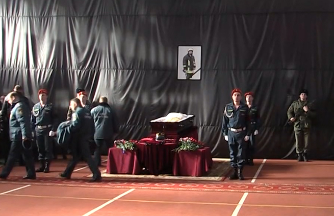 простились с офицером ефремовым адыгея. офицерское прощание. солдат прощается с девушкой. церемония прощания с морским офицером. пацкалев олег михайлович.