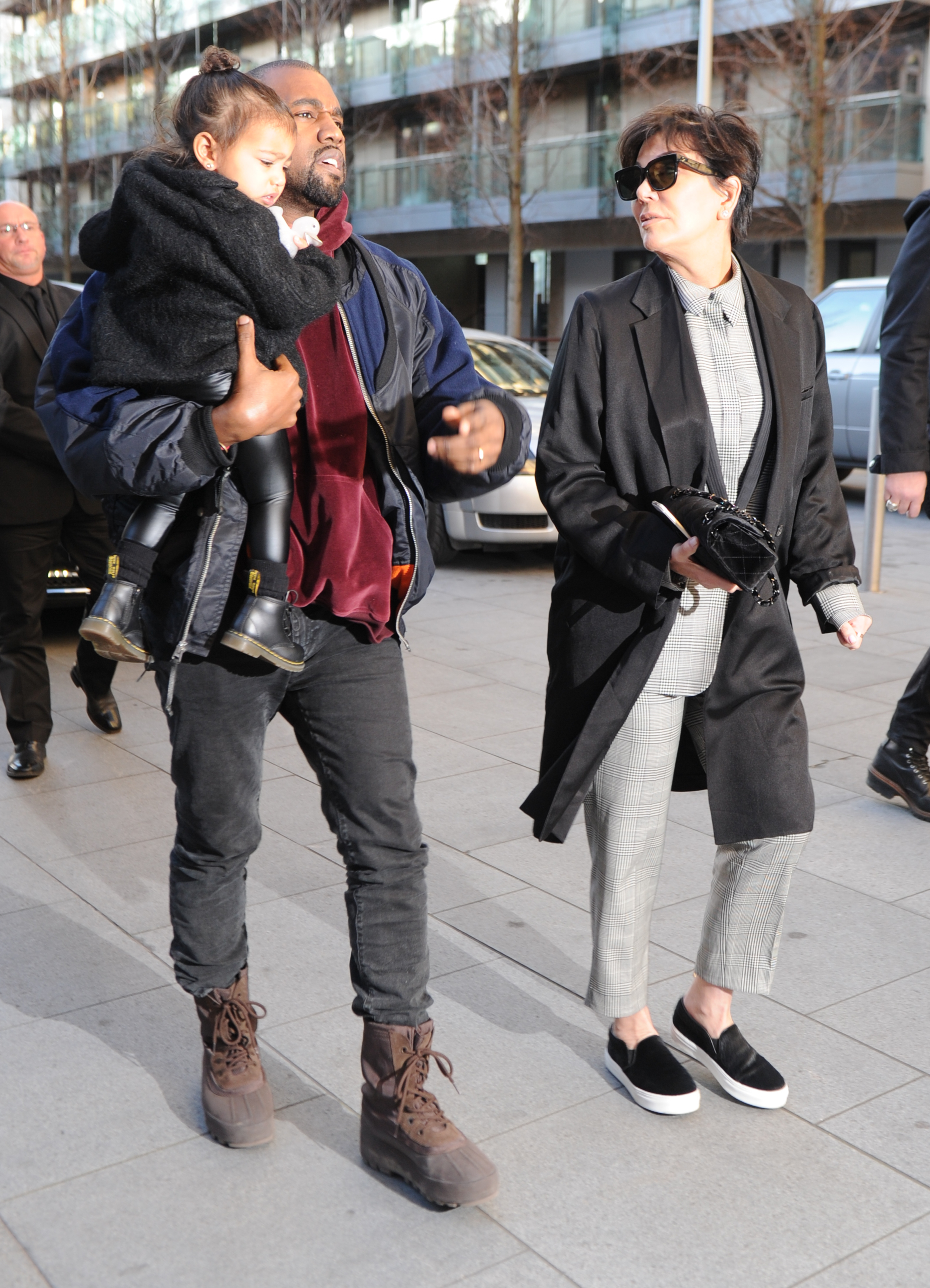 Канье Уэст, Крис Дженнер и Норт Уэст в кожанных легинсах