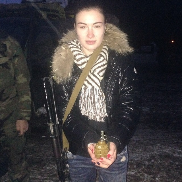 Певица Анастасия Приходько с гранатой в руках