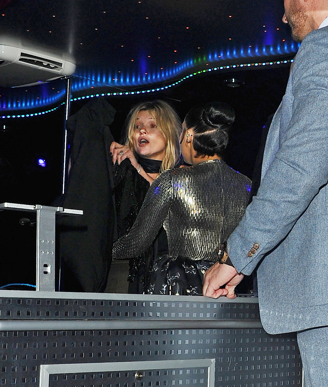 Леди Гага помогла одеться потрепанной Кейт Мосс, придерживая ее за талию