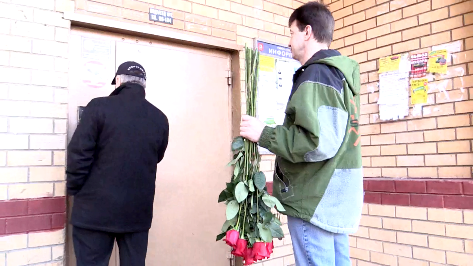 У подъезда бывшей супруги Игорь Ливанов появился с букетом алых роз
