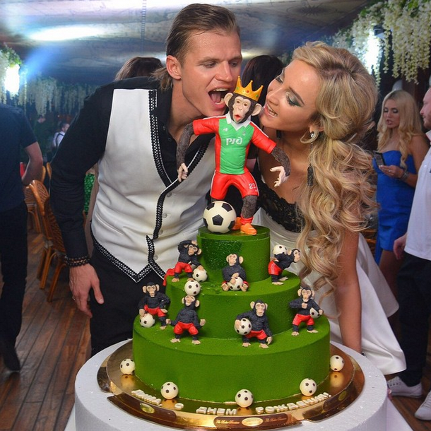 В конце вечера Тарасов задул свечи на торте в виде футбольного поля