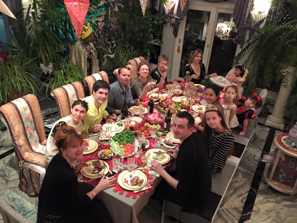 Настасья и Михаил в кругу семьи