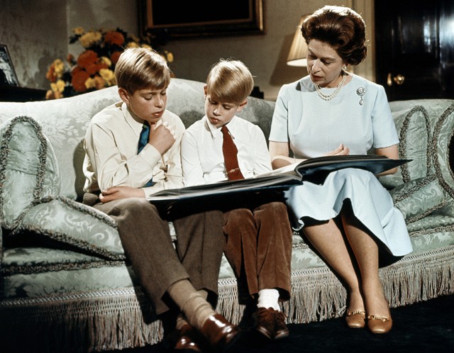 Королева Елизавета с сыновьями Эндрю и Эдвардом (1971 год)