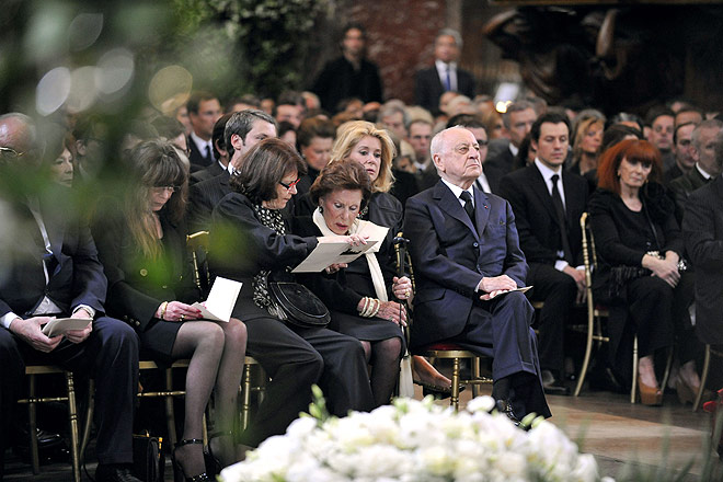 Похороны дизайнера Ива Сан-Лорана. В первом ряду сидит партнер покойного, Пьер Берже, а за ним актриса Катрин Денев