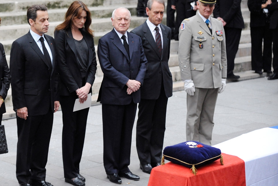 Экс-президент Франции Николя Саркози, его супруга Карла Бруни, партнер Ива Сен-Лорана Пьер Берже на похоронах дизайнера