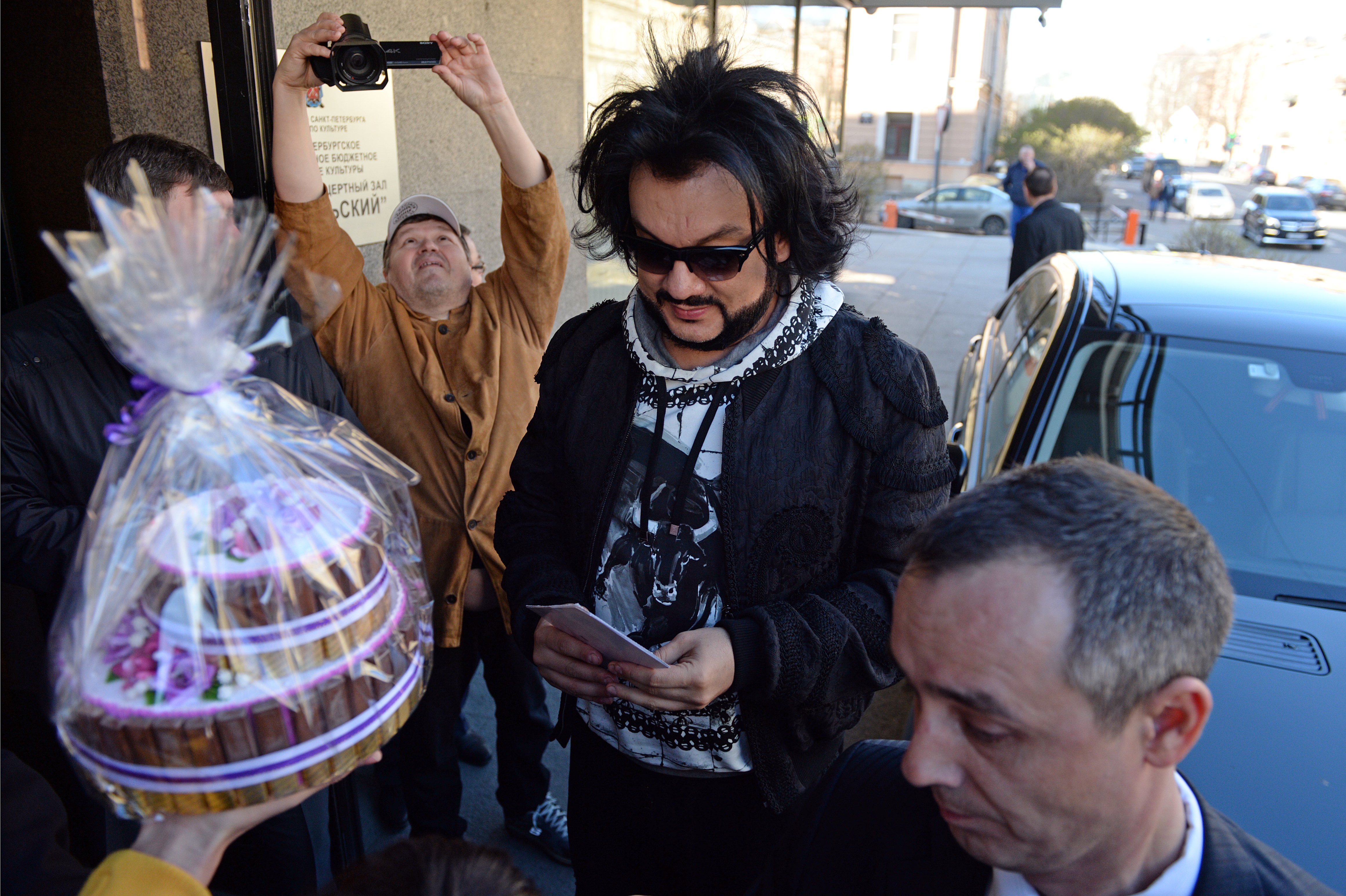 Одна из поклонниц вручила Киркорову торт